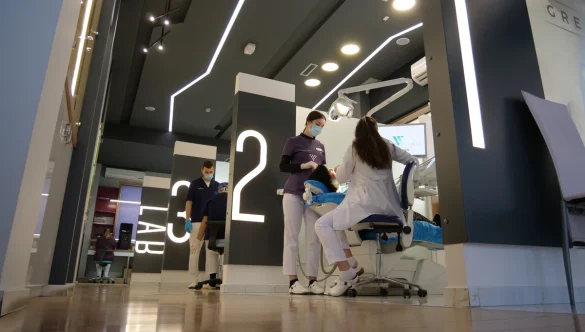 PERCHÈ È IMPORTANTE AVERE UN TEAM DI ASSISTENTI E INFERMIERI DURANTE IL TUO INTERVENTO DI IMPLANTOLOGIA DENTALE